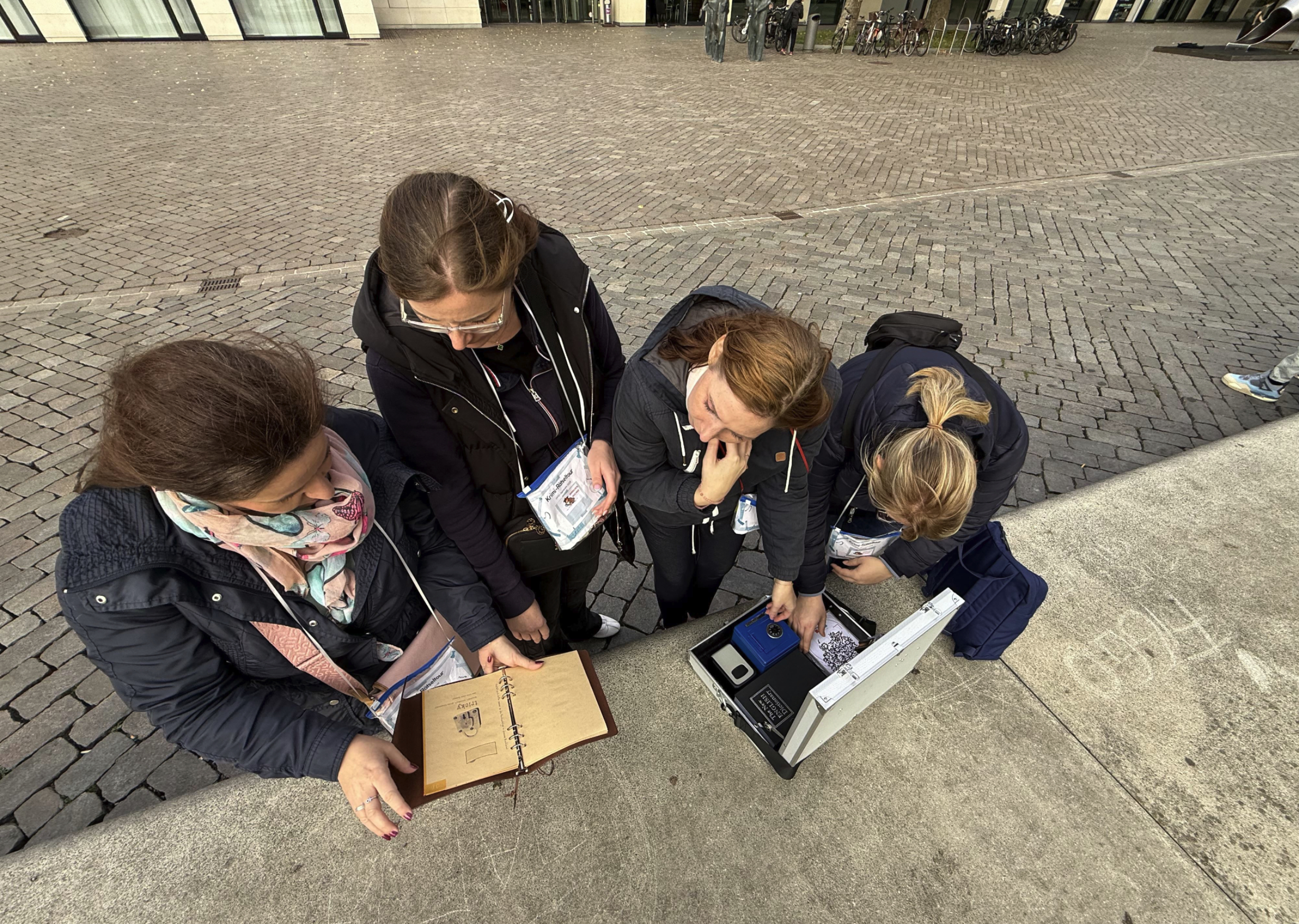 Crime Escape Challenge: Hinweise sammeln während des Teamevents